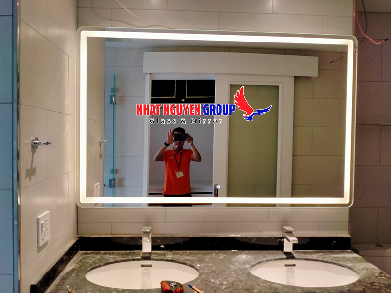 Mẫu gương đèn led hình chữ nhật treo ngang trong nhà tắm