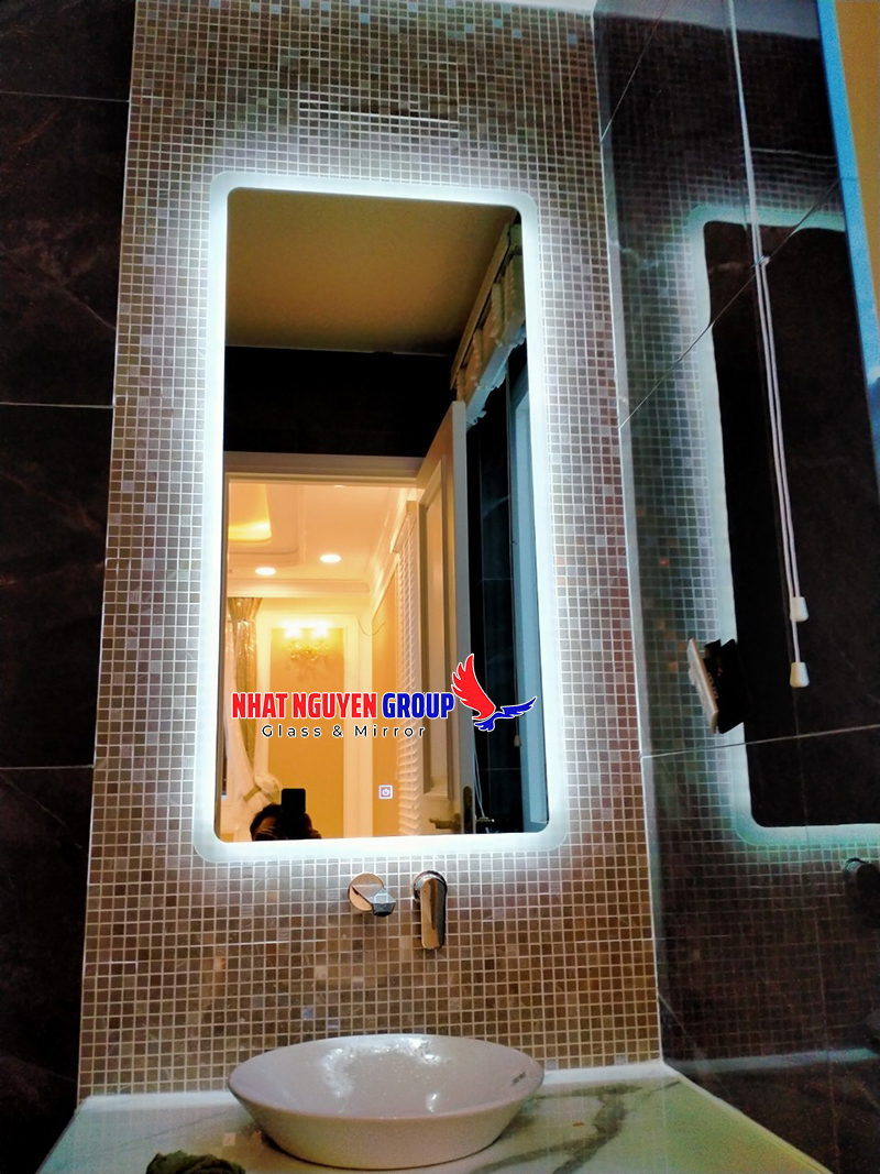 Huyền ảo không gian nhà tắm với gương đèn led hiện đại